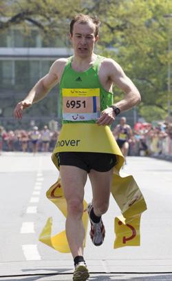 Bei der Leichtathletik-EM sprintete Sven Knipphals mit der deutschen 4x100-Meter-Staffel auf den zweiten Platz.