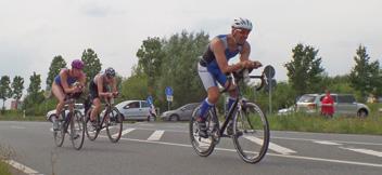 Ulrich Czornik (63 Jahre), Carsten Eggeling (45 Jahre), Dietmar Kuhnert (35 Jahre) und Marco Schmiedel (49 Jahre) kraxelten mit ihren Rennrädern ohne Unterbrechung Berge hinauf und sausten wieder