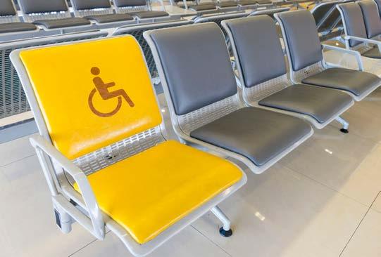 Sitzplätze ermöglichen Um Barrierefreiheit zu garantieren, ist vor allem in Räumen mit Reihenbestuhlung die Planung von Sitzplätzen wichtig Standplätze für Rollstuhlfahrer sind neben Sitzplätzen für