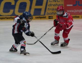 Das erste Drittel war bereit äußerst spannend und temporeich, zahllose Torchancen wurden aber auf beiden Seiten von den Abwehrspielern und den gut aufgelegten Torhütern entschärft.