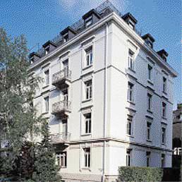 Lady s First Hotel & Wellness *** (unique) Mainaustrasse 24 8008 Zürich Tel. 01 380 80 10 Fax 01 380 80 20 www.ladysfirst.