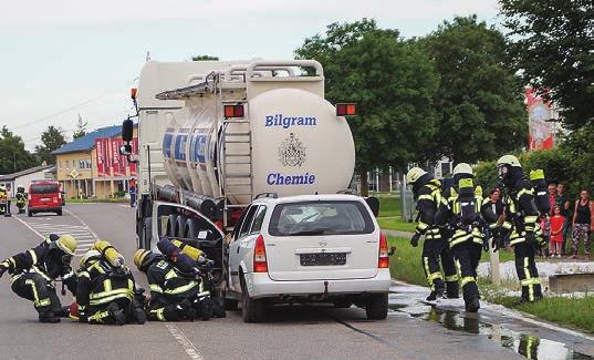 Gefahrgutübung Bei einer Großübung mit dem Gefahrgutzug Landkreis Sigmaringen in Herbertingen wurde ein Verkehrsunfall mit Beteiligung