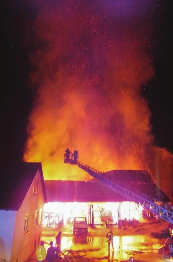 Freiwillige Feuerwehr Ostrach Brand in Spöck im April In der Nacht zum 5.4.2016 brannte in Spöck eine Scheune, in der Heu- und Strohvorräte und landwirtschaftliche Maschinen gelagert waren.
