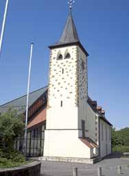 KIRCHEN, KIRCHENBURGEN & KAPELLEN Churches, fortified churches & chapels Das Langhaus wurde 1727 auf den Funda menten neu gebaut. Das Glockendach des Turmes wurde 1870 ersetzt.