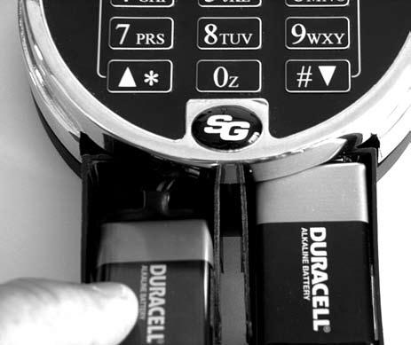 Schritt 11 Jede Batterie wie abgebildet in ihren Teil des Batteriefachs einsetzen. Darauf achten, dass die Batteriedrähte nicht abgeschabt oder ein-/ abgeklemmt werden.