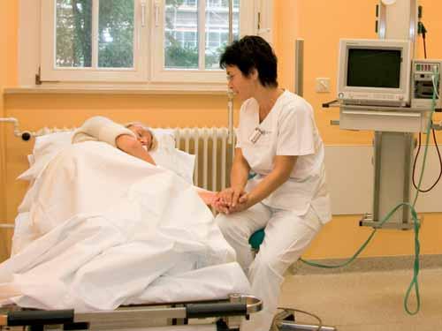 Universitätsklinikum Hamburg-Eppendorf Strukturierter Qualitätsbericht 2006 330 Projekt 10: Einführung eines patientenorientierten Pflegesystems (Primary Nursing) im UKE Verantwortlicher: