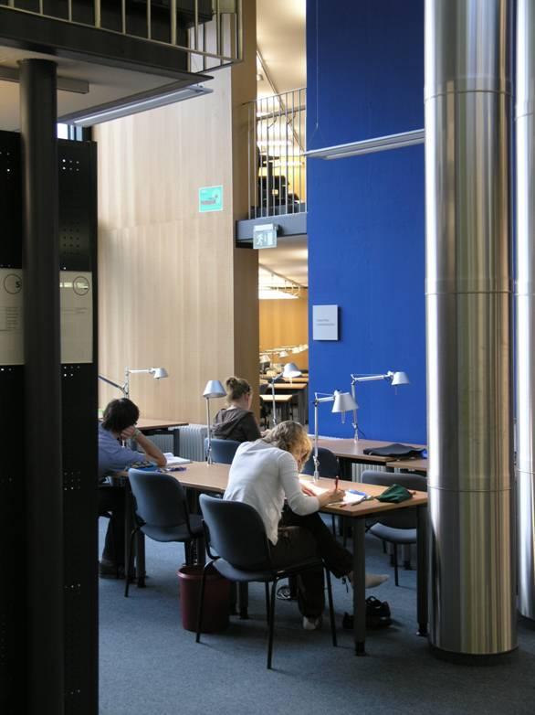 Zentrale Universitätsbibliothek Arbeitsbibliothek mit großem Freihandbestand (ca. 1 Mio.