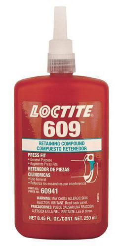 Mit einem Pinsel sorgfältig Loctite 60 (der schneller trocknet) oder Loctite 609 auf die externen Oberflächen der Lagerschalen auftragen (Abb. 6).