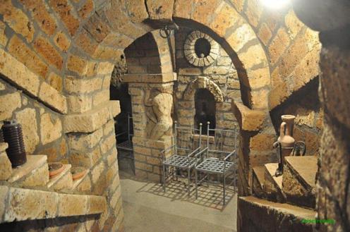 Und das sind die Keller ( Katakomben ) unter der Pasticceria/Ristorante "Adriano", ein kleiner aber feiner Familienbetrieb, ein sehenswertes Privatmuseum in einem