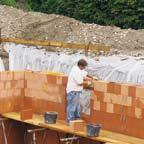 Bau von schlüsselfertigen Häusern in Zusammenarbeit mit Handwerkern aus der Region