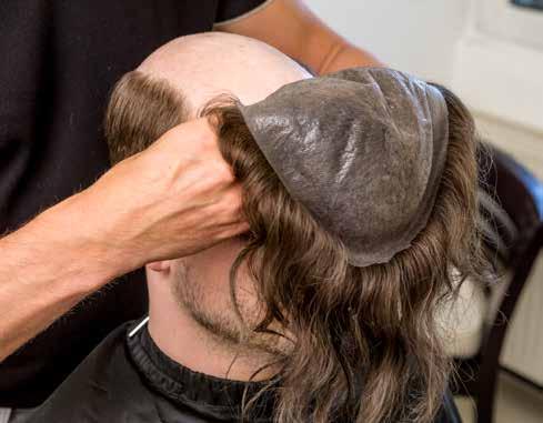 Schicht je 20 Sekunden, damit der Kleber antrocknet. Warten Sie 4 Minuten nach Auftragen der 4. Schicht. Pressen Sie das Haarsystem nun fest auf die Kopfhaut.
