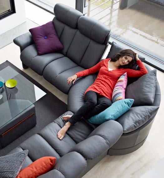Sofas bieten jeweils individuell verstellbare Sitze sowohl
