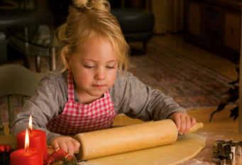 Dabei geht es nicht nur darum, mit der Familie gemeinsam süße Leckereien zuzubereiten, vor allem Kinder lernen hier auch, welche Zutaten benötigt werden, um Lebkuchen und Kekse herzustellen.