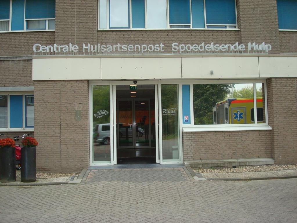 Niederlande: Notfallpraxen an Krankenhäusern Hausärztlicher Notdienst organisiert von 121 Kooperativen ( Huisartsenposten ) mit durchschnittlich 64 Hausärzten An 79 von 89 Krankenhäusern mit