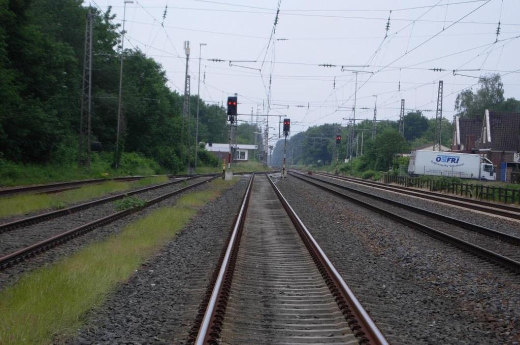 Für Ostfriesland ist die Wiedereinrichtung der Bahnhaltepunkte Bunde, Ihrhove und Neermoor vorgesehen, allerdings mit einigen Einschränkungen: Ein Triebwagen der ARRIVA aus Groningen vor dem