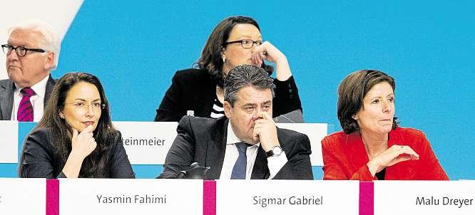 SPD-Bundesparteitag in Berlin die Vorstandswahl. In der zweiten Reihe Außenminister Frank-Walter Steinmeier und Arbeitsministerin Andrea Nahles.