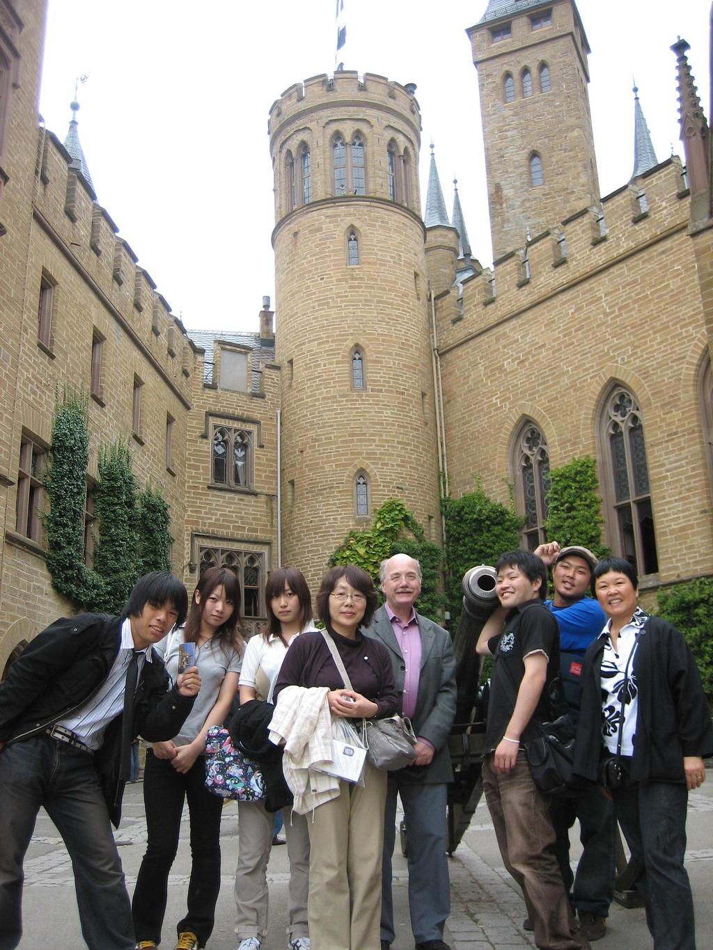 Verschiedenes / その他 Gäste aus Kanazawa Ende September kommen fünf Studenten und eine Professorin in Karlsruhe an.