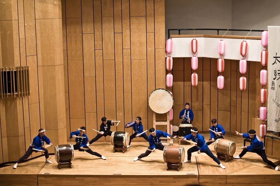 Taiko Konzert 3. Mai Trommler im japanischen Rhythmus. Und ein Konzert, das das Publikum von den Sitzen reißt. Einem Erdbeben gleiche Trommelklänge. Die Extase des japanischen Temperaments.