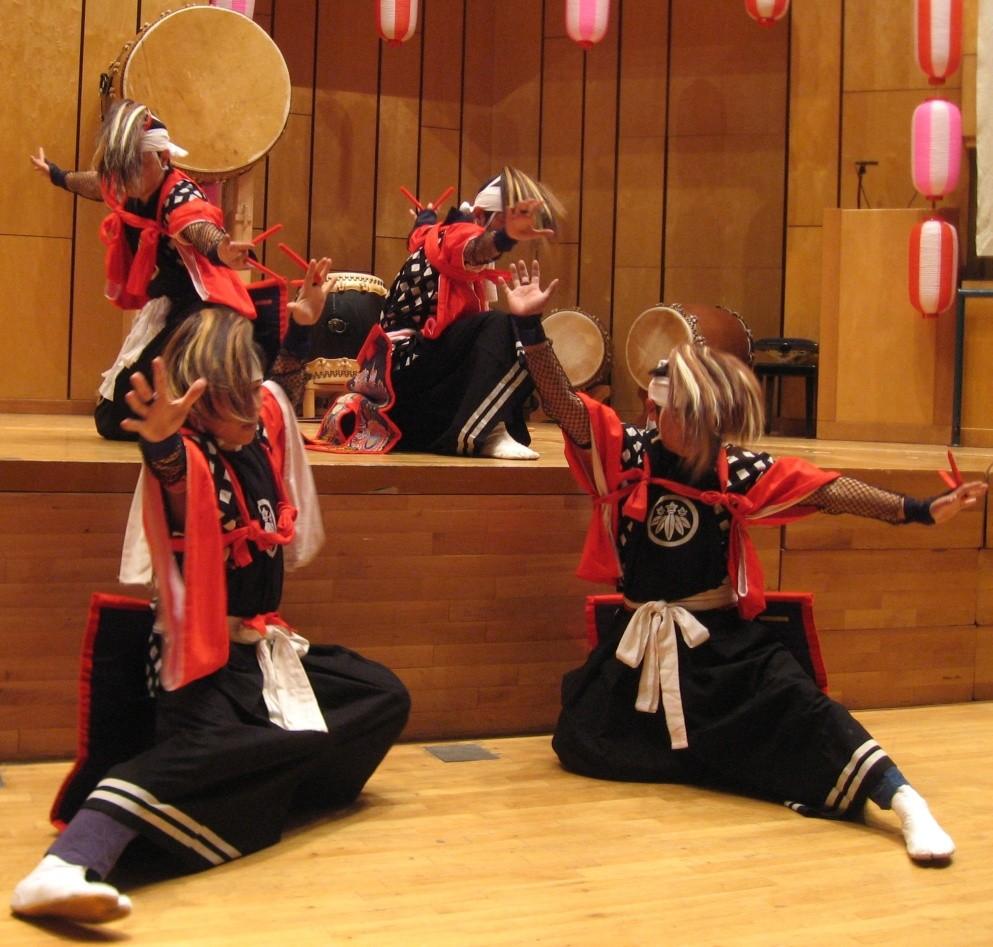Die 15 Trommler aus dem Shimane-Ken (Westjapan) boten eine ausgefeilte Choreografie, in der die Dynamik der Gruppe als stärkstes Ausdrucksmittel den Zuschauer gefangen nimmt.
