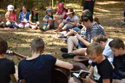 Es gab Frisbee-Zielwurf, Fußball-hoch-halten, eine Slackline, Maßkrugstemmen, Schätz- Sägen, Vier gewinnt Nachdem das alles ziemlich anstrengend war musste man sich erstmal stärken.