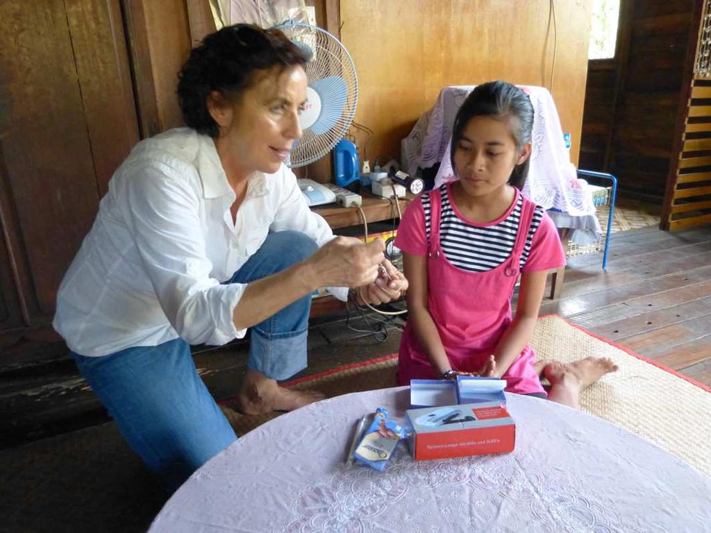 Wir besuchten Ma Mo, unsere neue Helferin für Yangon in ihrem Zuhause. Ihre Tochter ist ein projekt-burma Patenkind und sehr intelligent, fleißig in der Schule, offen und fröhlich.