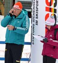 So war im Dezember beim FIS- Damen-Weltcup-Skispringen an der Adler-Schanze in Hinterzarten ein acht Leute starkes Team aus dem OK mit Laubbläsern direkt an der Anlaufspur auf der Schanze aktiv, um