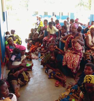 Seit Anfang dieses Jahres bietet Solidar- Med gebärenden Frauen auch in Namuno «Babypakete» mit Seife, einem traditionellen Babytragetuch und einer kleinen Badewanne an.