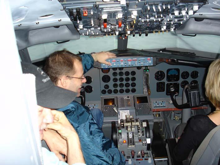 Flight & Cockpit Infomation Seite 4 von 7 Nach einer Einführung durch den Instruktor nimmt der Passagier