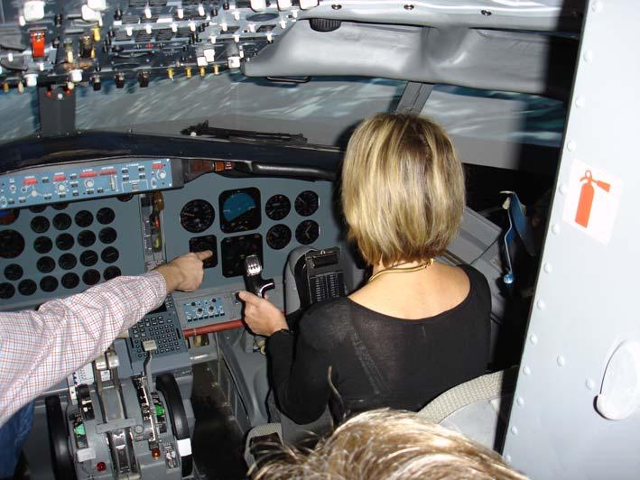 Flight & Cockpit Infomation Seite 5 von 7 Vom Instruktor betreut erfliegen sich die BesucherInnen das Gefühl für die Geschwindigkeit und