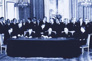 ENTWICKLUNG DER BEZIEHUNGEN Bundeskanzler Dr. Konrad Adenauer und der Staatspräsident der Französischen Republik, Charles de Gaulle, unterzeichnen am 22.