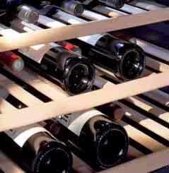 Je nach Vorliebe kann nur Rot- oder Weisswein oder aber Rot- und Weisswein gemeinsam bei optimaler Genusstemperatur in diesem Gerät gelagert werden.