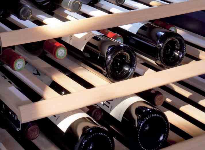 Die handgefertigten Holzborde aus naturbelassenem Holz sind optimal auf die sichere Lagerung von Bordeaux-Flaschen abgestimmt.
