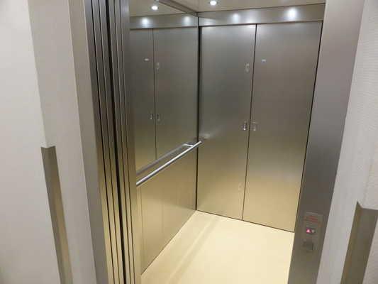 Die Treppe ist nicht hell und blendfrei ausgeleuchtet. Aufzug Fahrstuhl 1 Fahrstuhl 2 Fahrstuhl 3 Der Aufzug ist hell und blendfrei ausgeleuchtet.