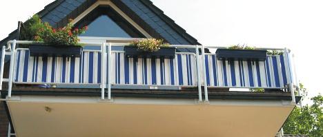 Zur Befestigung der Balkonverkleidung am Geländer werden aus Qualitätsgründen in den von Ihnen gewünschten Abständen rostfreie 10mm Ø Edelstahlösen eingestanzt.