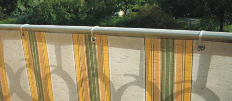 Balkonverkleidung mit Kabelbinder befestigt Befestigung der Balkonverkleidung Beispiel für die Befestigung der Balkonverkleidung am Balkongeländer mit transparenten Kabelbindern aus Polyamid.