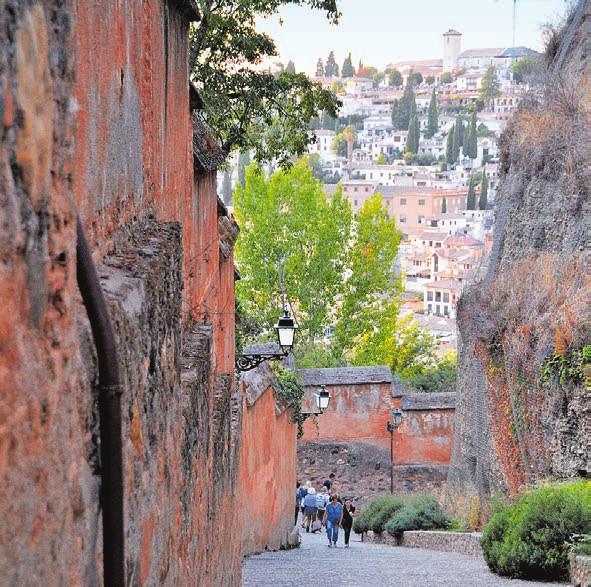 TOURISMUS Foto: Thomas Compagno Blick von der Alhambra auf den Albaicín, das älteste Stadtviertel Granadas. der andere sie vermisst hat», meint Muñoz mit einem Augenzwinkern.