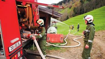 Das Hauptaugenmerk der Übung bestand in der Errichtung einer Löschwasserleitung vom Mühlbach bis zum Hof der Familie Rieser über eine Distanz von rund 700 m und einer Höhendifferenz von 200 m.