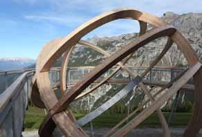 Begehbare Sonnenuhr Im Sommer 2012 wurde die grösste begehbare Sonnenuhr des Alpenraumes am Elfer errichtet. Die Uhr ist Landmark, Aussichtsplattform und Kunstinstallation zugleich. Samstag, 15.