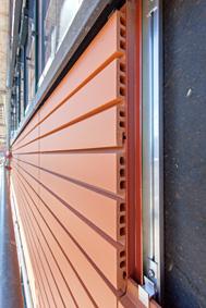 Gate-2_Bild-04]: Die keramischen Terzo-Fassadenplatten in der Scherbenfarbe Lachs-/Pastellrot wurden auf