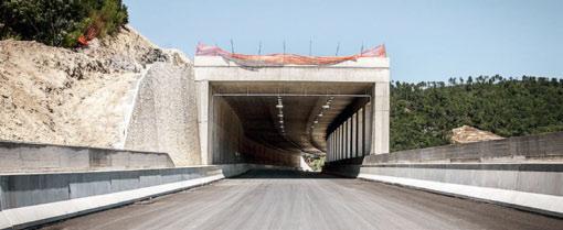 Der Auftrag umfasst die Planung und die Errichtung von drei Knotenpunkten, sechs Tunneln sowie fünf Viadukten.