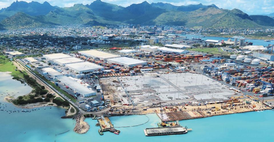 39 AUFTRAGSVOLUMEN: 90 Mio. BAUZEIT: seit August 2014 NASSBAGGERARBEITEN: 210.000 m³ SPUNDWÄNDE: 15.800 t Der Hafen von Port Louis ist eine wichtige Drehscheibe für den Personen- und Warenverkehr.