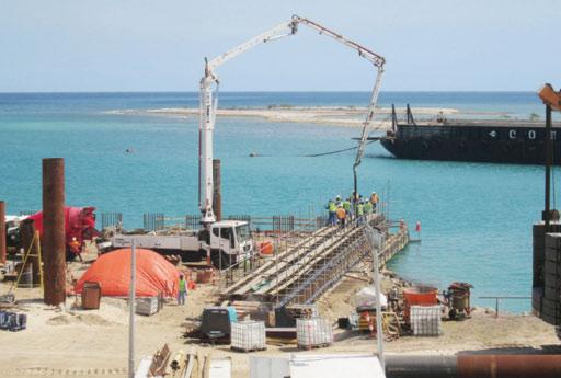 Die weiteren drei Baulose zum Ausbau des bestehenden Hafens auf insgesamt 550 m Länge beinhalten die Aufnahme des bestehenden Kolkschutzes, die Installation der Pfahlspundwand vor der bestehenden