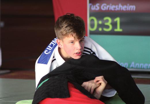 Foto: Ulrich Kolmann Spannung pur beim Deutschen Jugendpokal Ganz still wurde seine Truppe, als sie das erste Mal auf der Matte die Nationalhymne hörte, die Flagge aufgezogen wurde.