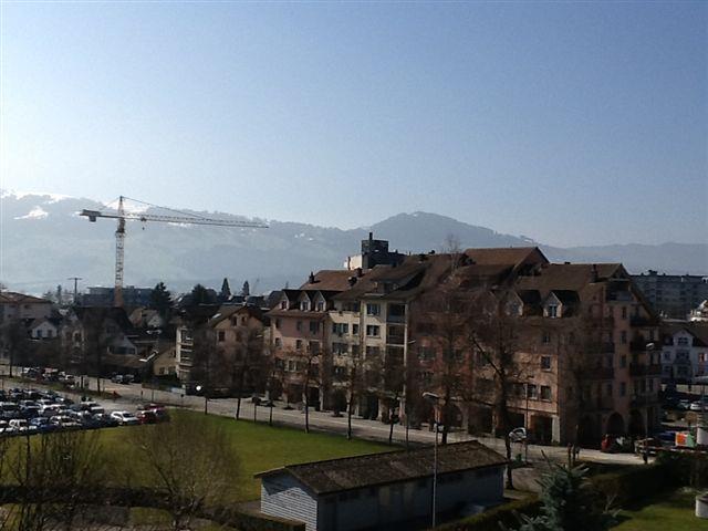 Balkon Die Wohnung verfügt über einen geräumigen Balkon mit Aussicht auf die Stadt und die Berge.