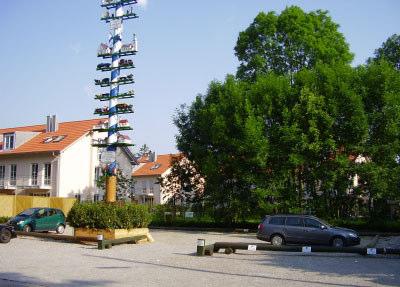 Thurner) Der neue Parkplatz mit Maibaum und