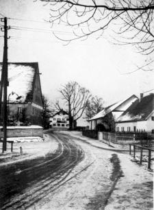 "Dorfstraße im Winter mit Wirtshaus und Linde" Foto von Franz Schaehle, 1927; aus: Franz Schaehle "Die Hofmark Menzing", Verlag der Gemeinde