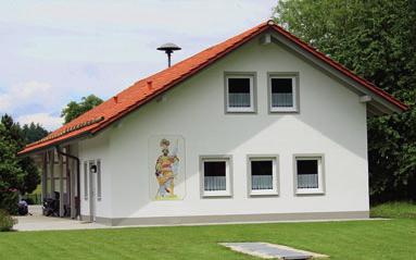 Der Gerätehausanbau 2003-2004 GERÄTEHAUSANBAU Der fertige Anbau mit aufgezeichneten Florian Motiv von der alten Fahne.