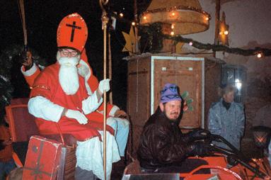 Der Weihnachtsbasar in Pitzling WEIHNACHTSBASAR Beim Weihnachtsbasar in Pitzling kam der Nikolaus immer mit den Motorschlitten.