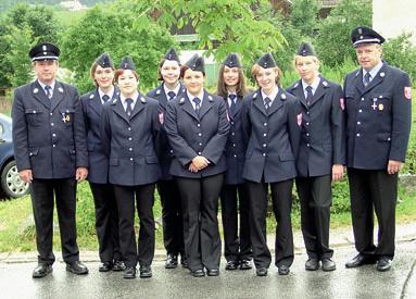 Die Damengruppe der Feuerwehr Hartkirchen DAMENGRUPPE Auf dem Bild von 2001 die Damengruppe der Wehr von links nach rechts: 1.