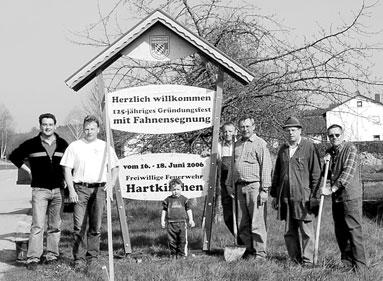 FFW Hartkirchen grüßt seine Gäste VEREINE UND EHRENGÄSTE Beim Aufstellen der Hinweistafeln in Wochenweis.